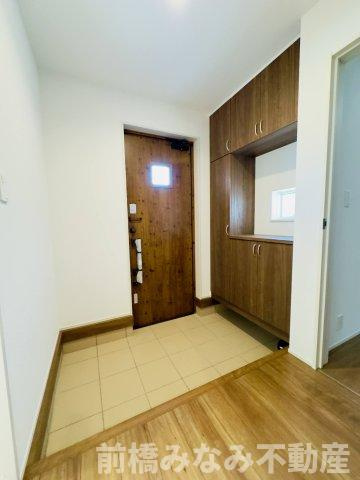 前橋市朝日町三丁目　限定1棟　ハートフルタウン　新築建売の玄関|収納もある玄関です