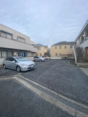 グリーンヒルズ南大泉A棟の駐車場|駐車場があるので、車を買う予定の方も安心です