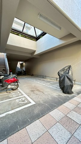 ラ・ビスタ宝塚ウエストウイング二番館の駐車場|バイク置き場