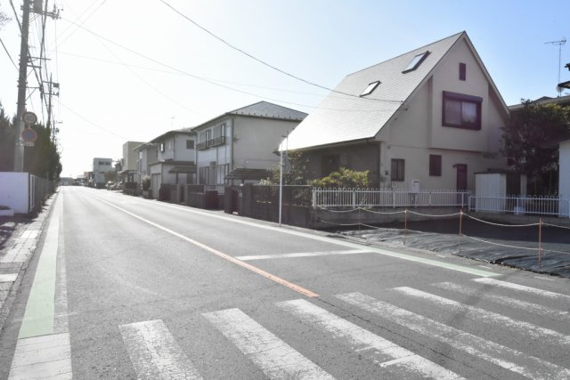 鴻巣市松原１丁目　売地の前面道路含む現地写真|東側道路