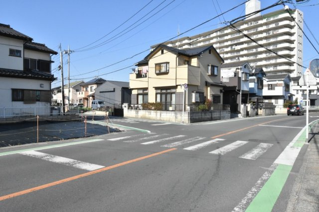 鴻巣市松原１丁目　売地の前面道路含む現地写真|東側道路