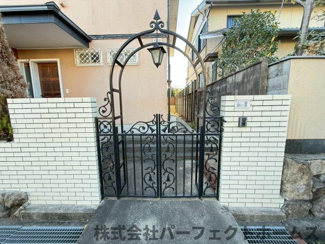 東香里2丁目戸建のエントランス