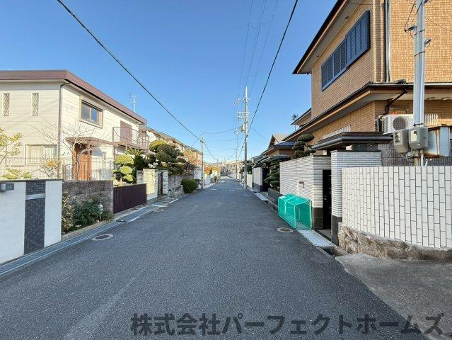 東香里2丁目戸建の前面道路含む現地写真