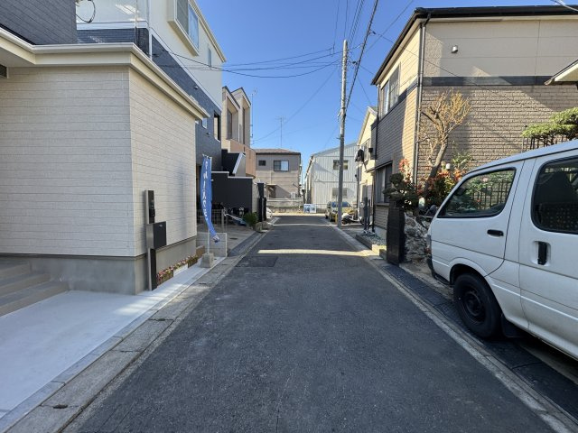 三郷市戸ケ崎３丁目新築戸建【前谷小学校：7分】の前面道路含む現地写真|北側前面道路