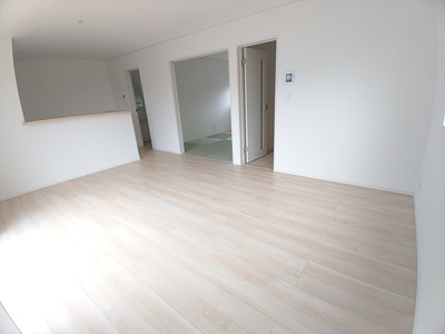 【洋室】 | クレイドルガーデン北九州市若松区二島 第4期 | ◆賃貸物件と売買物件の違いをご存じですか？
売買物件はクリーニングやリフォームが必要なお部屋がほとんどです。また新築物件はカーテンレールや網戸、TVアンテナがオプションとなり本体価格とは別になります。