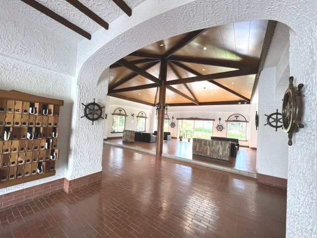 海まで2分！逗子マリーナ5号棟　1階のエントランス