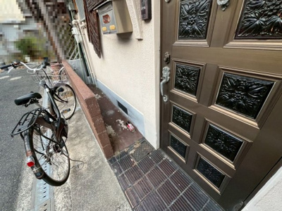 【玄関】 | 浜寺船尾町西２丁　中古テラスハウス | ファミリーマートまで徒歩２分♪ウエルシアまで徒歩１６分♪ジョーシン鳳店まで徒歩１３分♪イオンタウン諏訪森まで徒歩１５分♪お買い物に便利な立地です♪