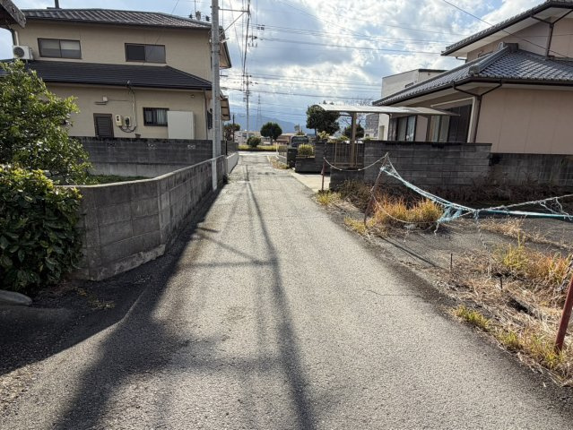 西条市朔日市778-14　売土地の前面道路含む現地写真