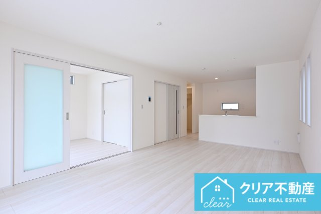 【居間・リビング】 | 第３富士見町時沢9号棟★太陽光パネル付き★ | 続き間の洋室は来客時に仕切れてとっても便利♪