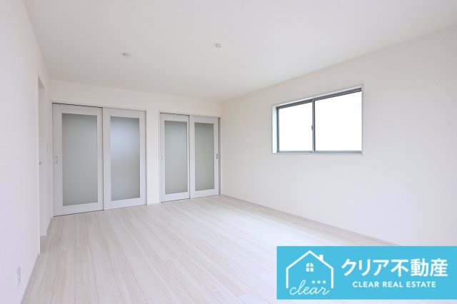 【洋室】 | 第３富士見町時沢9号棟★太陽光パネル付き★ | 壁の一面が収納でお部屋もスッキリ片付きます♪