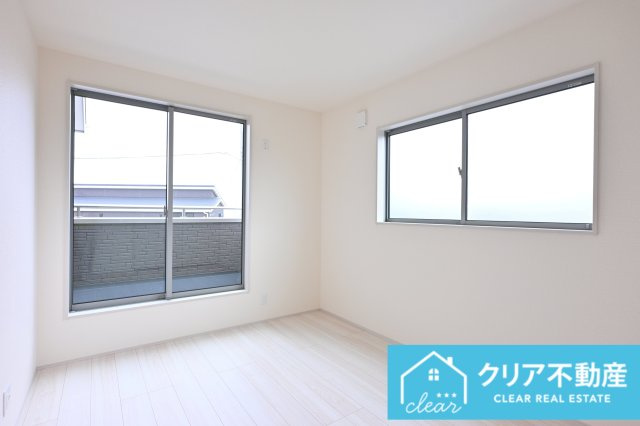 【洋室】 | 第３富士見町時沢9号棟★太陽光パネル付き★ | バルコニー付きの居室は大きな窓でスッキリとした明るいお部屋♪