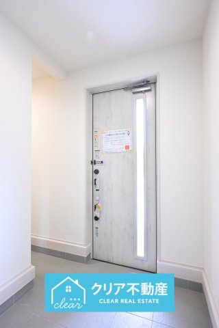 【玄関】 | 第３富士見町時沢9号棟★太陽光パネル付き★ | 中は明るく気持ちのいいホワイト調♪