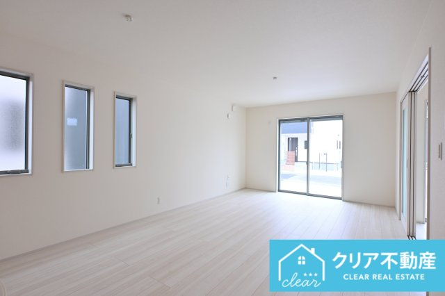 【居間・リビング】 | 第３富士見町時沢9号棟★太陽光パネル付き★ | 小窓がお洒落なデザインのLDK♪南向きで大きな窓も付いています！