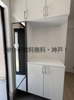 【玄関】 | 神戸市西区枝吉1丁目　新築戸建　仲介手数料無料！ | 収納もある玄関です