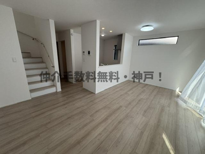 【居間・リビング】 | 神戸市西区枝吉1丁目　新築戸建　仲介手数料無料！ | こちらの居間で趣味の時間をお楽しみください