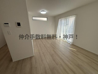 【居間・リビング】 | 神戸市西区枝吉1丁目　新築戸建　仲介手数料無料！ | ゆったり過ごせるリビングです
