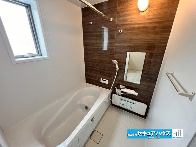 【同施工物件ご案内可能】知多市八幡字竹後の内観：施工例|浴室イメージ】
◆アクセントパネルで落ち着きのある雰囲気を演出します。毎日の疲れを癒やすバスタイムをお楽しみ下さい！
◆窓付きで、カビの繁殖を抑える効果があります。