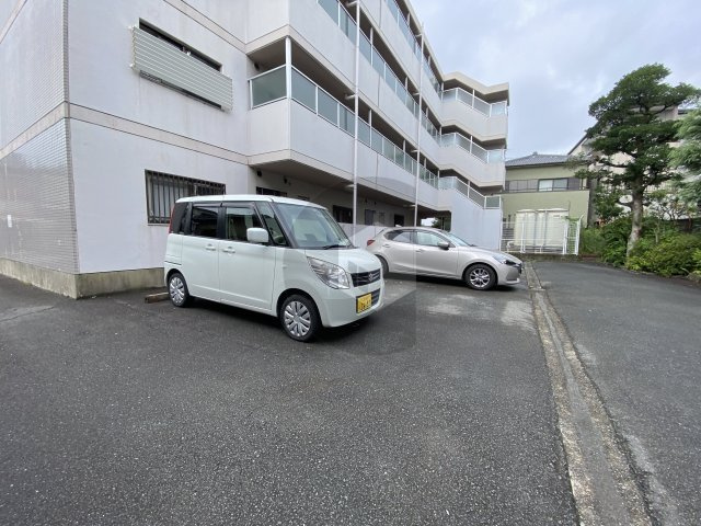シロハイヌ小阪の駐車場