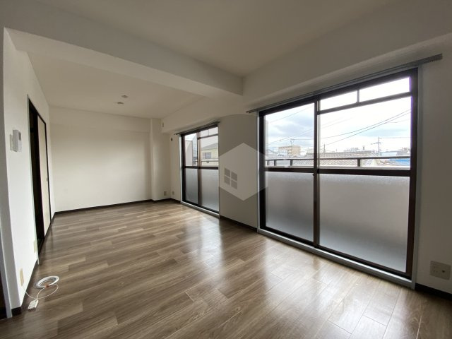 シロハイヌ小阪の居間・リビング