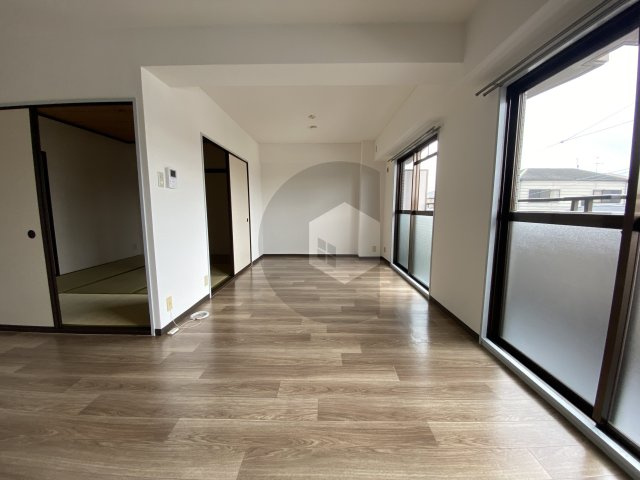 シロハイヌ小阪の居間・リビング