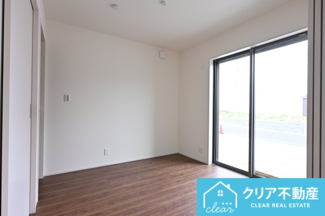 【洋室】 | 第３富士見町時沢10号棟★太陽光パネル付き★ | 続き間の洋室も南向きの大きな窓でとっても明るい空間です♪