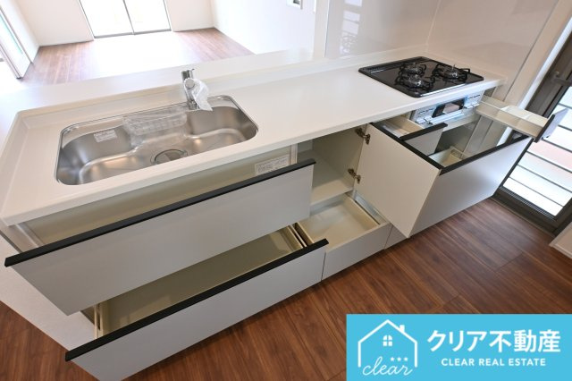 【キッチン】 | 第３富士見町時沢10号棟★太陽光パネル付き★ | 収納もたっぷり！深いお鍋や食器もしっかり仕舞えます♪
