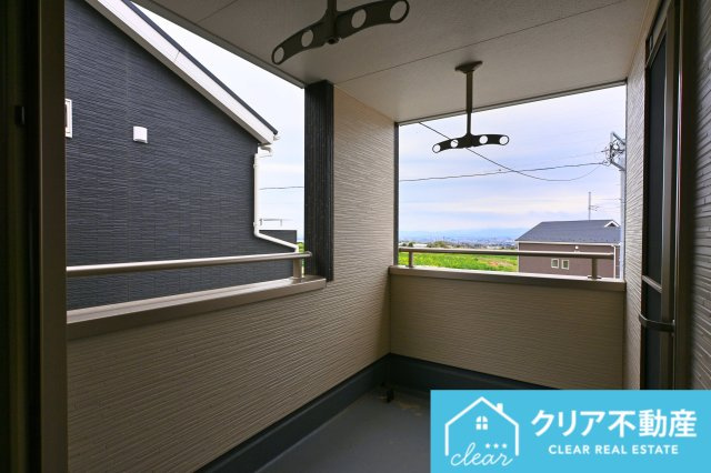 【バルコニー】 | 第３富士見町時沢10号棟★太陽光パネル付き★ | 竿受け付のバルコニーは外から見えづらいのに風通りはバッチリです♪