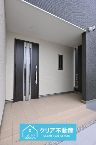 【玄関】 | 第３富士見町時沢10号棟★太陽光パネル付き★ | 広めの玄関ポーチで雨の時も安心♪