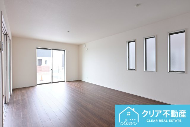 【居間・リビング】 | 第３富士見町時沢10号棟★太陽光パネル付き★ | 南向きの居室は陽の光がしっかり入る気持ちの良い空間です♪