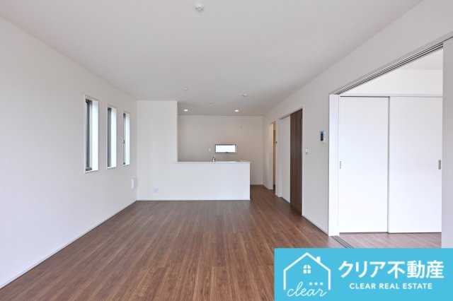 【居間・リビング】 | 第３富士見町時沢10号棟★太陽光パネル付き★ | 落ち着いた木目の床にお洒落な小窓、続き間の洋室付きの素敵なLDK♪