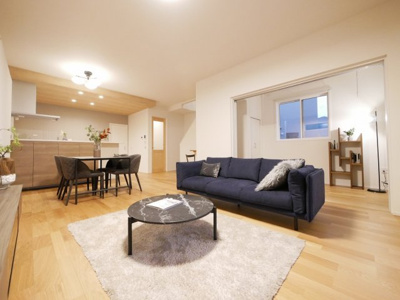 【居間・リビング】 | サンコート古前2丁目 | 今が買い時！ご存じのように人件費、部材費は増加の一途をたどっています。しかしながら住宅の補助は縮小傾向。。。まだ国の支援の残っている、また低金利の今がベストです♪