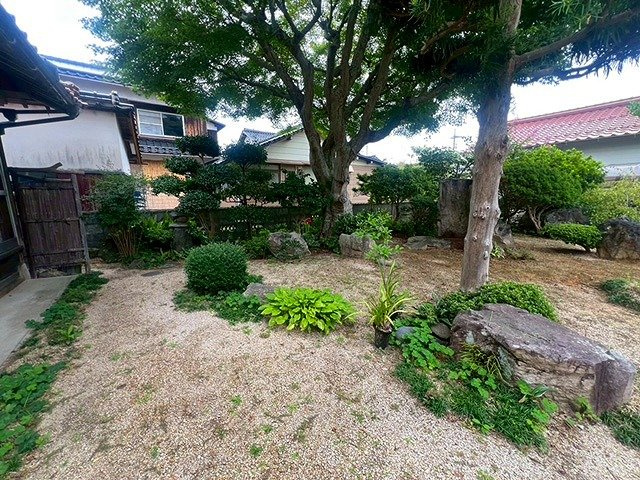 大崎中古戸建の庭|こちらも植栽になります〇
風情を感じるお庭になり綺麗に手入れされております。