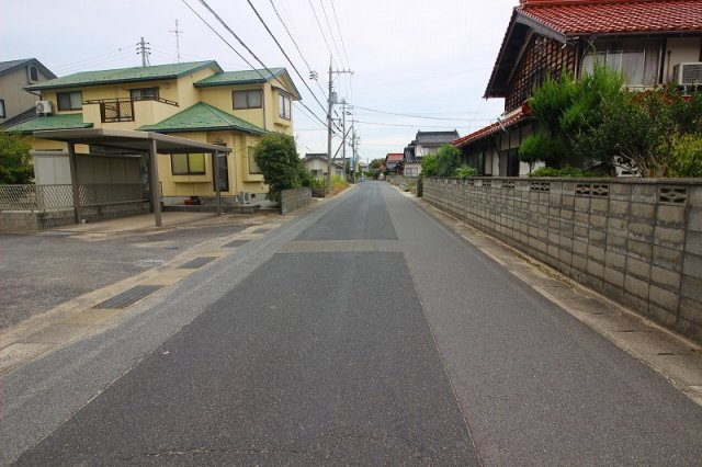 大崎中古戸建の前面道路含む現地写真|北側境港方面になります。前面道路幅員約6.2ｍとなっております。