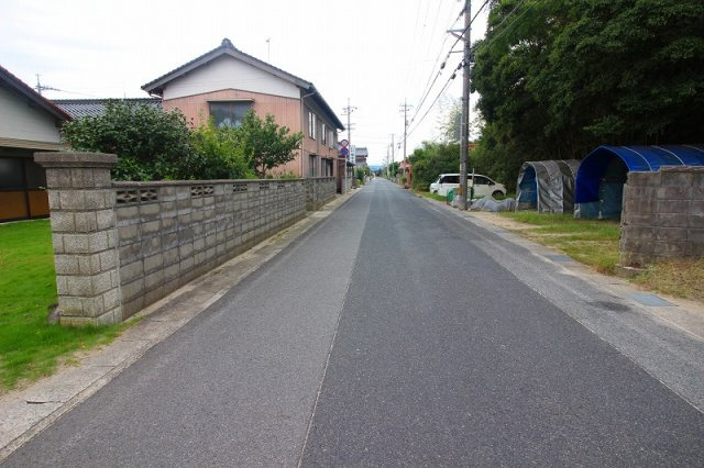 大崎中古戸建の前面道路含む現地写真|南側米子方面になります。前面道路幅員約6.2ｍとなっております。
