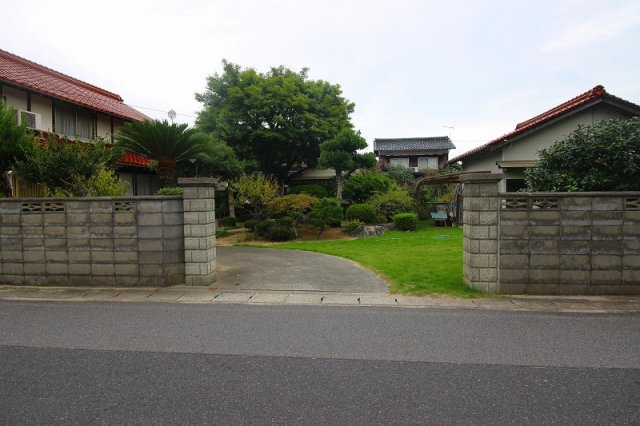 大崎中古戸建の外観|お車出入口になります。
右奥に行きますと車庫がございます〇
