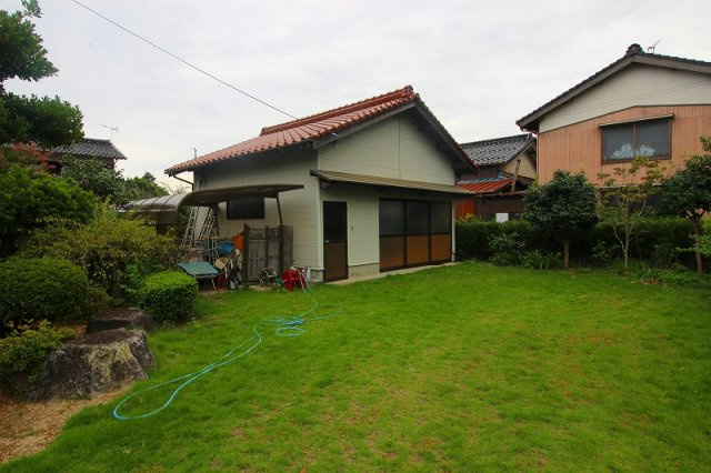 大崎中古戸建の庭|車庫になります。車庫内2台程度駐車可能となっております〇
芝生も綺麗に手入れされております。