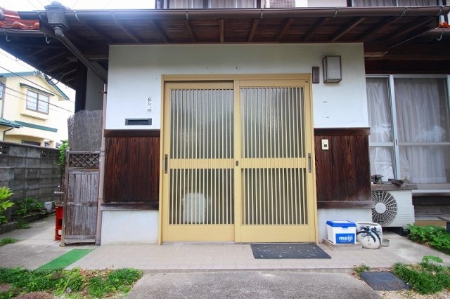 大崎中古戸建のその他|リフォームされた玄関となります。
色合いも既存建物とマッチしております〇