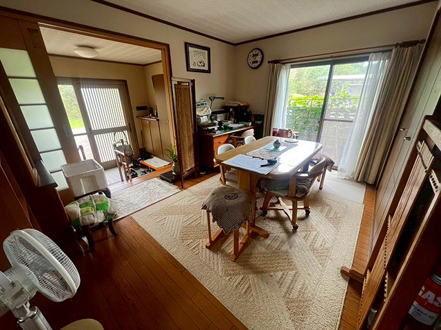 大崎中古戸建の居間・リビング|玄関入りますと洋室がございます
写真右側、物入もございます