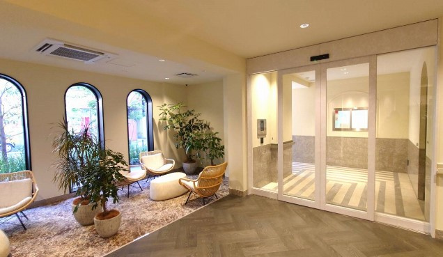 レジェイドクロス千代田神保町のロビー|ホテルのような品格のエントランスはこちらで来客対応も出来ますね。