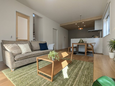 【居間・リビング】 | サンコート 若松区鴨生田2丁目 | 今が買い時！ご存じのように人件費、部材費は増加の一途をたどっています。しかしながら住宅の補助は縮小傾向。。。まだ国の支援の残っている、また低金利の今がベストです♪