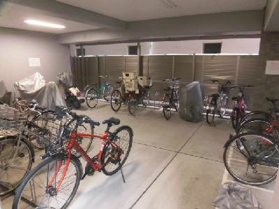エターナルコート三条の駐車場|駐輪場