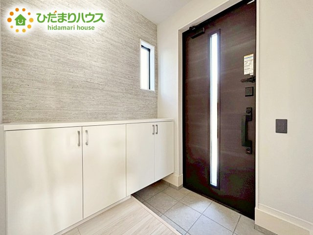 【玄関】 | 水戸市平須町13期　新築戸建　 | 毎日「行ってきます」「ただいま」をいう玄関は小窓付で、明るく光が差し込みます。