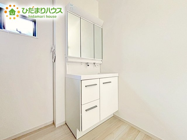 【独立洗面台】 | 水戸市平須町13期　新築戸建　 | 大きな三面鏡の独立洗面。鏡の後ろは収納となっているのでスッキリと整理できます！