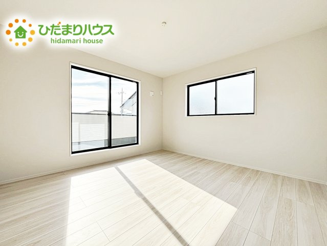 【寝室】 | 水戸市平須町13期　新築戸建　 | 主寝室は広々していて安らげる空間に。大きな窓から光が差し込み、朝の目覚めも良さそう♪