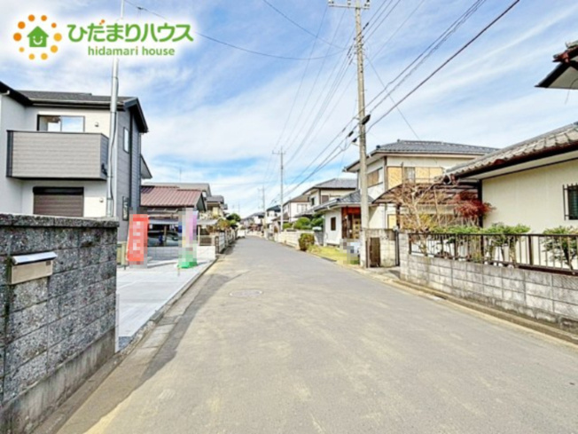 【前面道路含む現地写真】 | 水戸市平須町13期　新築戸建　 | 閑静な住宅地なので、幹線道路や大通りに面していないので大型車が通ることが少なく静かです。
