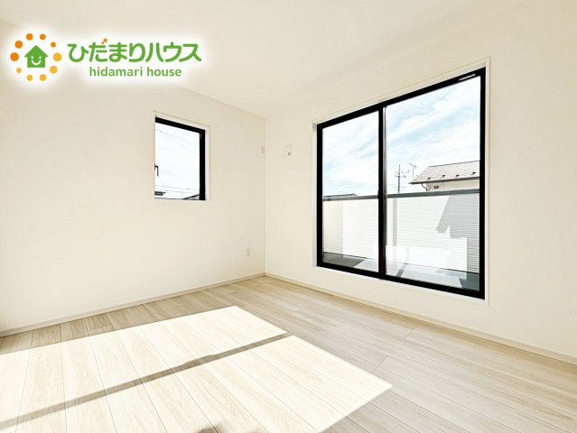 【洋室】 | 水戸市平須町13期　新築戸建　 | 明るい陽光が差し込む洋室。白を基調とした爽やかな空間。