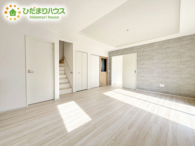 【居間・リビング】 | 水戸市平須町13期　新築戸建　 | リビング階段は家族が出掛ける様子、帰ってくるのが自然とわかり、声をかけやすいです。