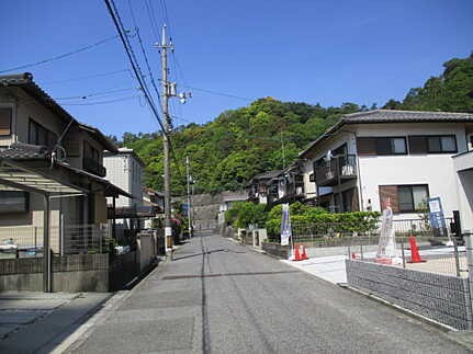 広島市佐伯区美鈴が丘西4丁目　新築一戸建ての前面道路含む現地写真