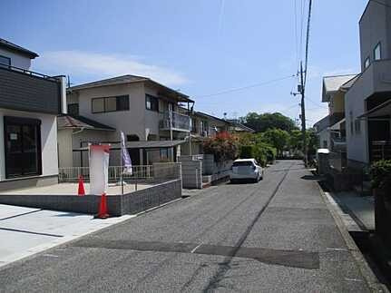 広島市佐伯区美鈴が丘西4丁目　新築一戸建ての前面道路含む現地写真