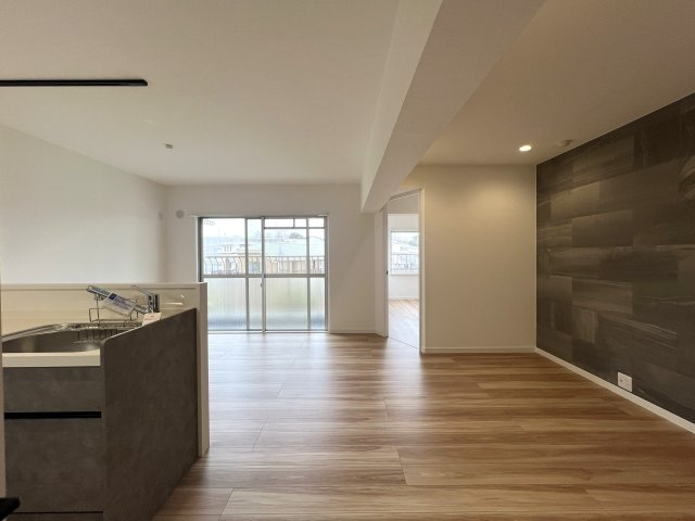 広々“ウォークスルークローゼット”に何収納スルー？【リフォーム】チェリーハイツ山手の居間・リビング